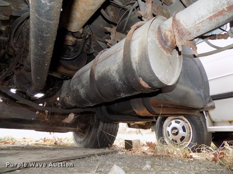 image for item DE7547 1987 Ford L8000 dump truck