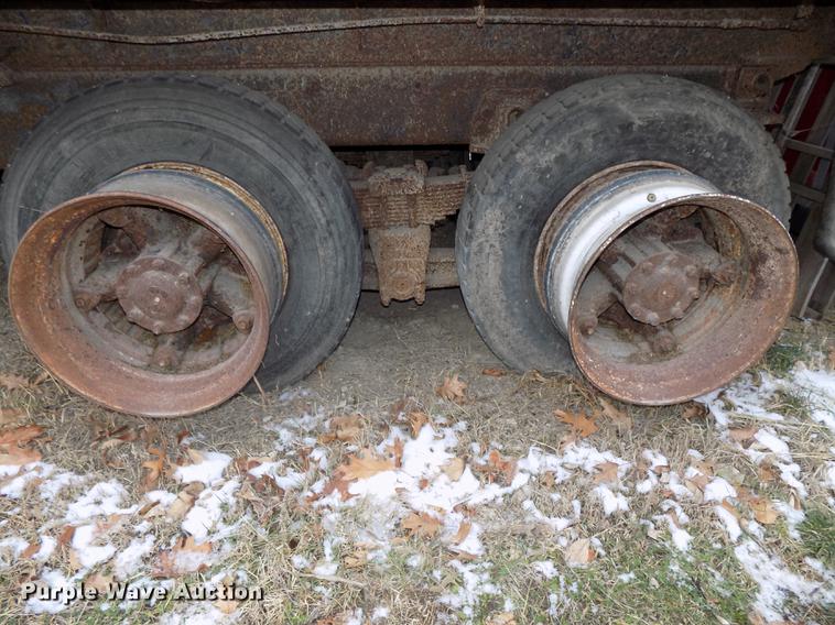 image for item DE7547 1987 Ford L8000 dump truck