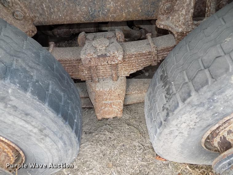 image for item DE7547 1987 Ford L8000 dump truck