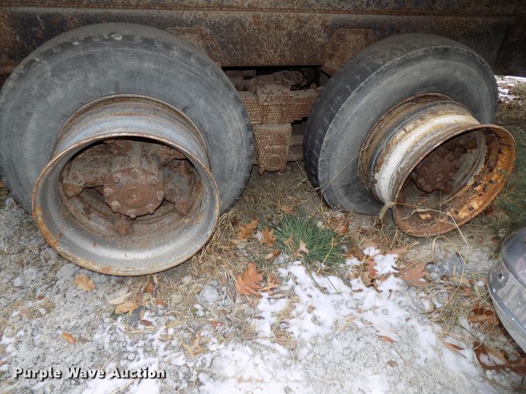 image for item DE7547 1987 Ford L8000 dump truck