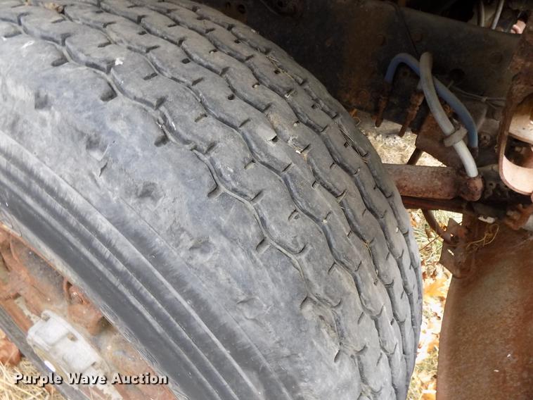 image for item DE7547 1987 Ford L8000 dump truck