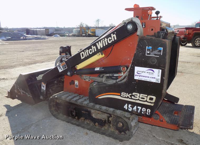 image for item DE7556 2006 Ditch Witch SK350 compact utility loader