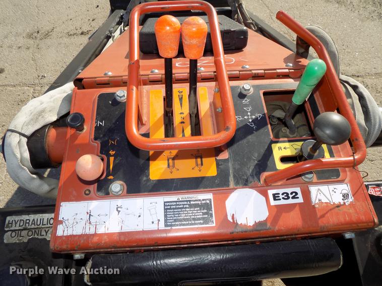 image for item DE7556 2006 Ditch Witch SK350 compact utility loader