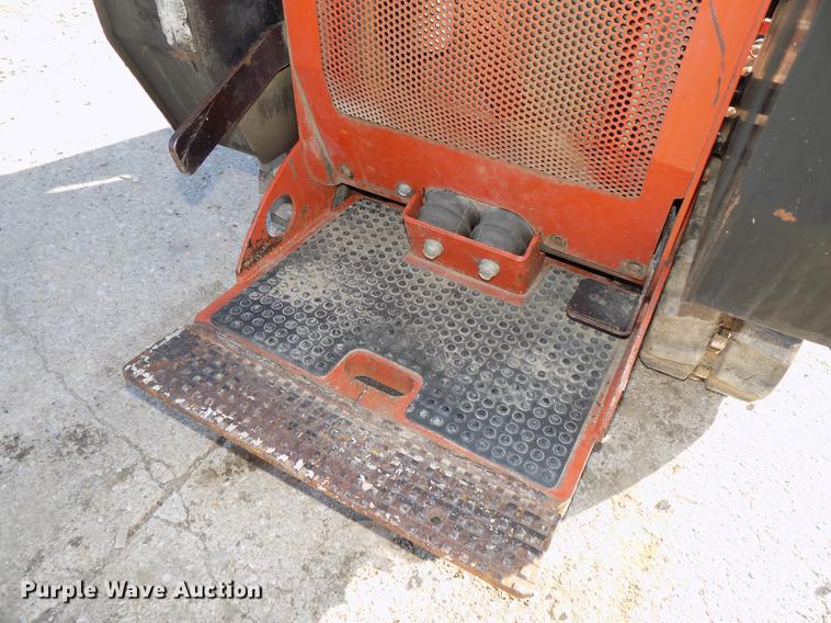 image for item DE7556 2006 Ditch Witch SK350 compact utility loader
