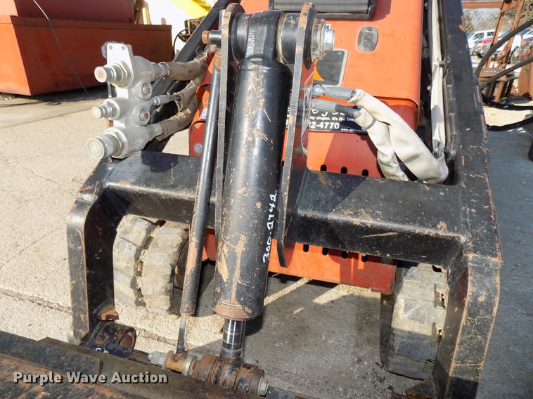 image for item DE7556 2006 Ditch Witch SK350 compact utility loader