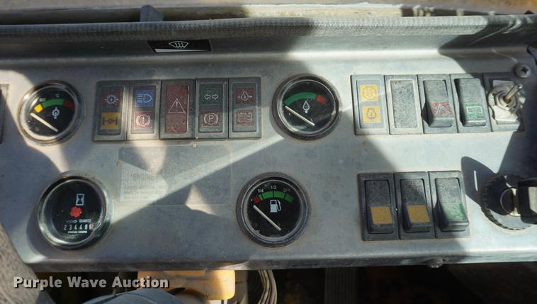 image for item DF1541 1989 Michigan L70 wheel loader