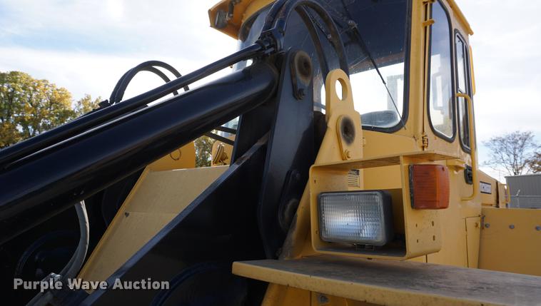 image for item DF1541 1989 Michigan L70 wheel loader