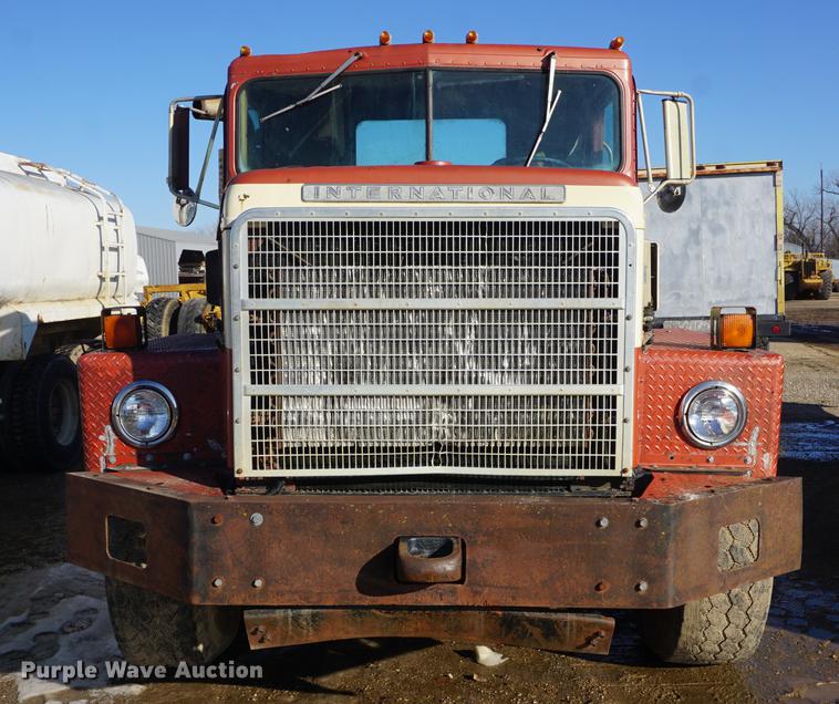 image for item DF1653 1985 International Paystar 5000 truck cab and chassis