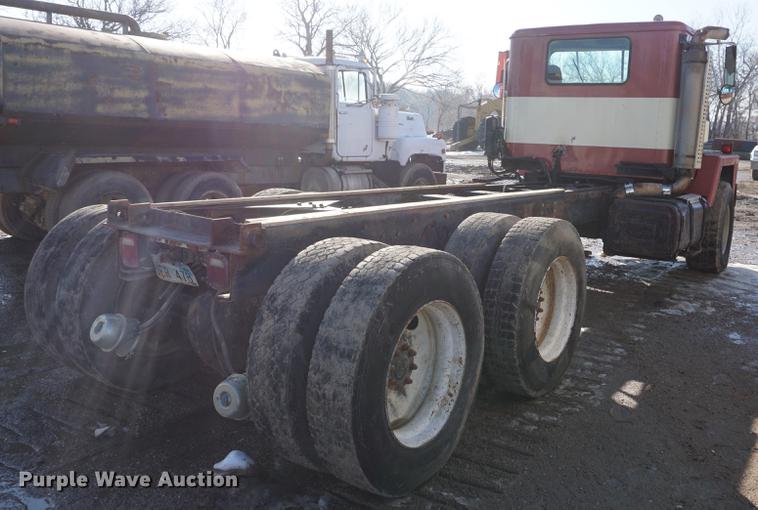 image for item DF1653 1985 International Paystar 5000 truck cab and chassis