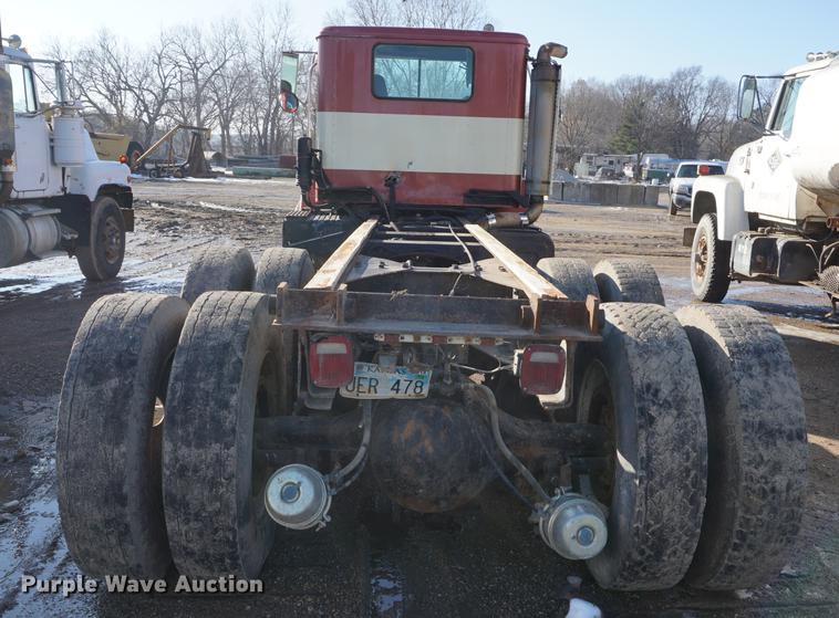 image for item DF1653 1985 International Paystar 5000 truck cab and chassis