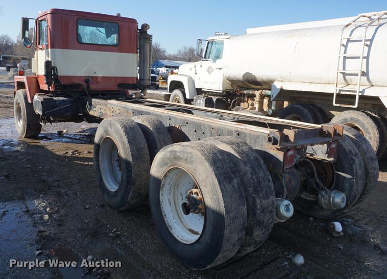 image for item DF1653 1985 International Paystar 5000 truck cab and chassis