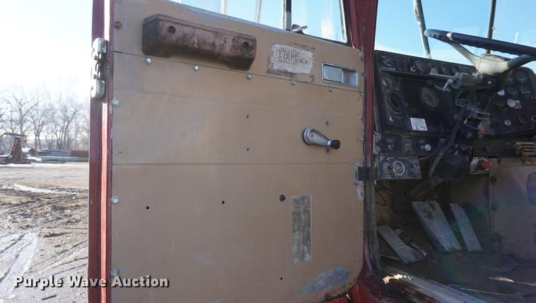 image for item DF1653 1985 International Paystar 5000 truck cab and chassis