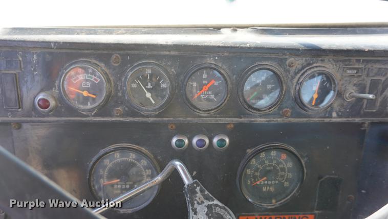 image for item DF1653 1985 International Paystar 5000 truck cab and chassis