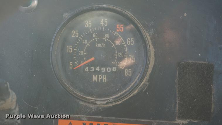 image for item DF1653 1985 International Paystar 5000 truck cab and chassis