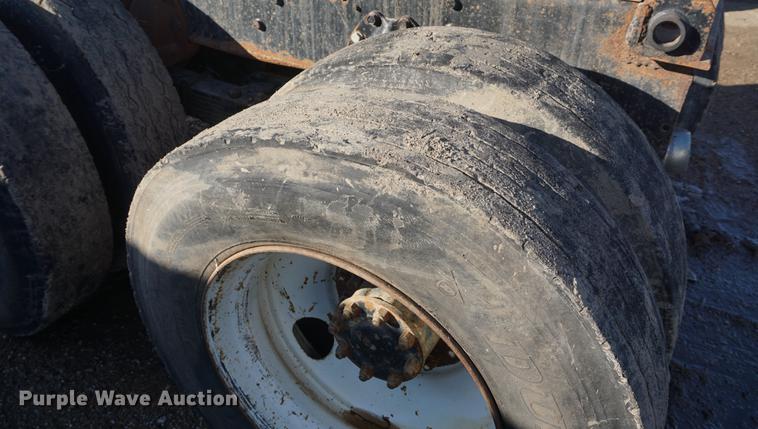 image for item DF1653 1985 International Paystar 5000 truck cab and chassis