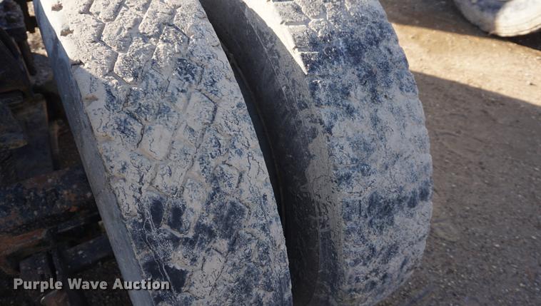 image for item DF1653 1985 International Paystar 5000 truck cab and chassis