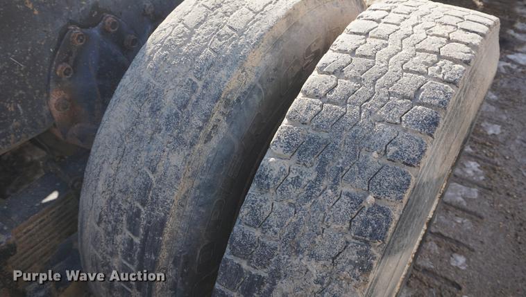 image for item DF1653 1985 International Paystar 5000 truck cab and chassis