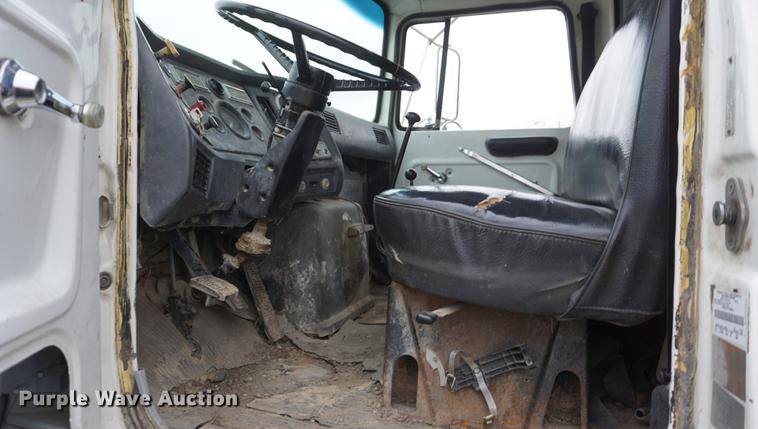 image for item DF1656 1990 Ford L7000 dump flatbed truck