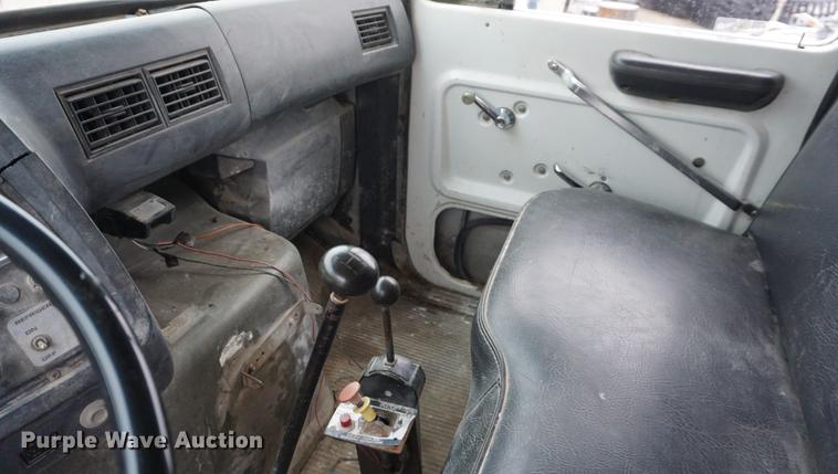 image for item DF1656 1990 Ford L7000 dump flatbed truck