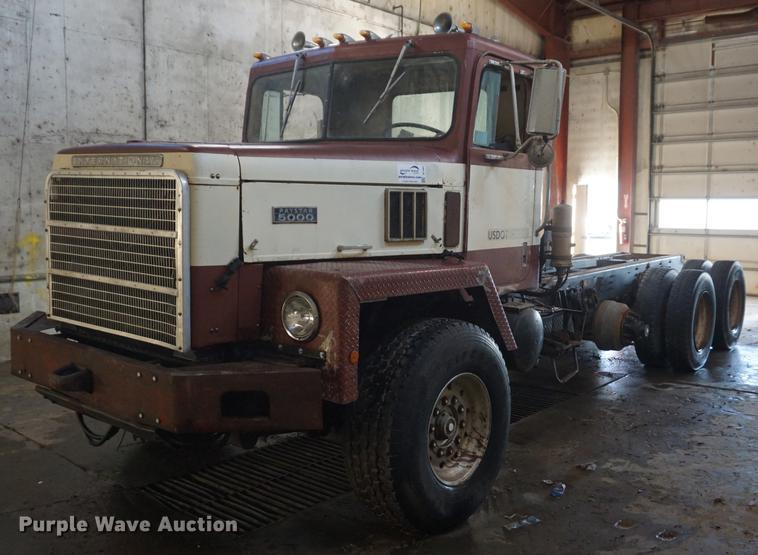 image for item DF1664 1985 International Paystar 5000 truck cab and chassis