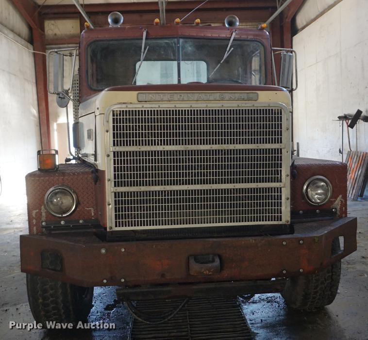 image for item DF1664 1985 International Paystar 5000 truck cab and chassis