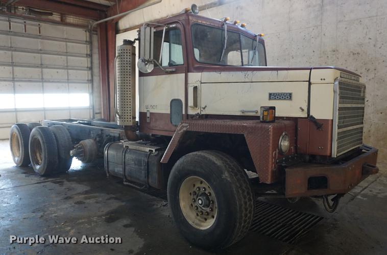 image for item DF1664 1985 International Paystar 5000 truck cab and chassis