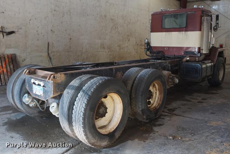 image for item DF1664 1985 International Paystar 5000 truck cab and chassis