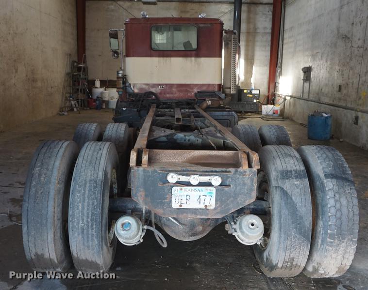 image for item DF1664 1985 International Paystar 5000 truck cab and chassis