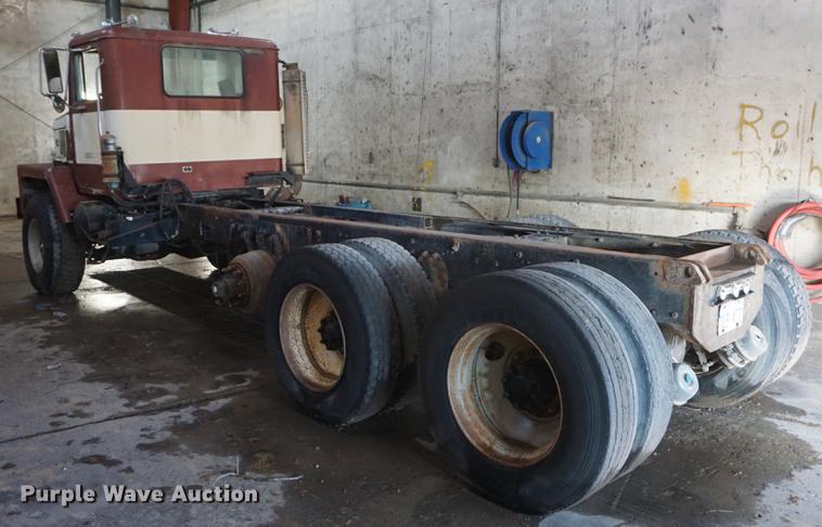 image for item DF1664 1985 International Paystar 5000 truck cab and chassis