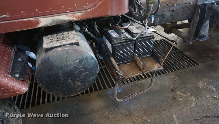 image for item DF1664 1985 International Paystar 5000 truck cab and chassis