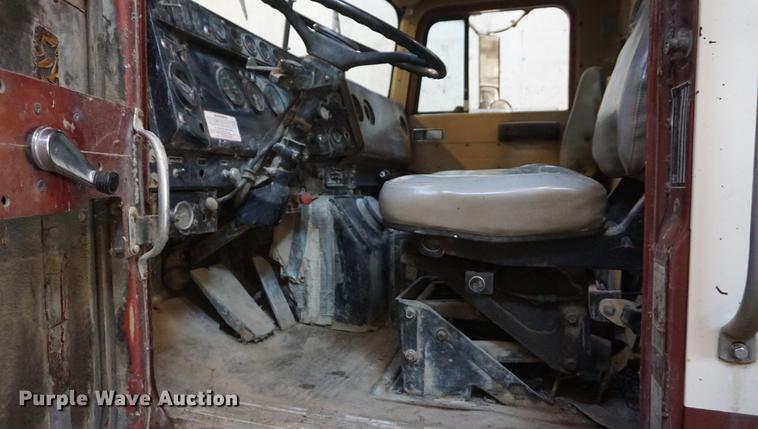 image for item DF1664 1985 International Paystar 5000 truck cab and chassis