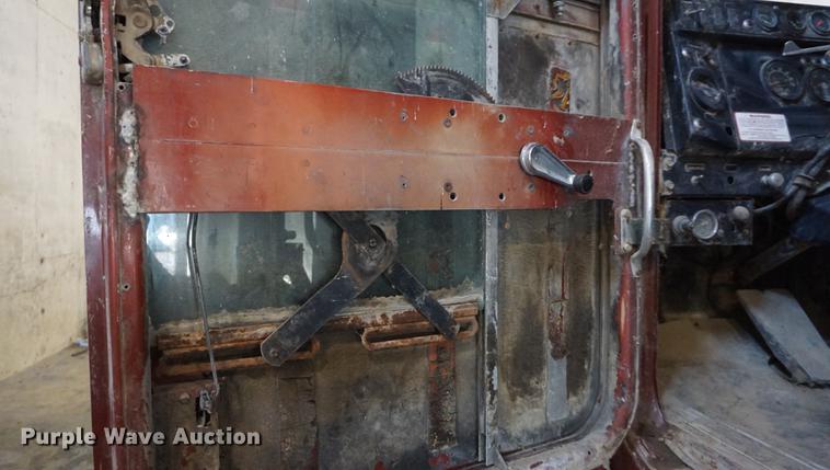 image for item DF1664 1985 International Paystar 5000 truck cab and chassis