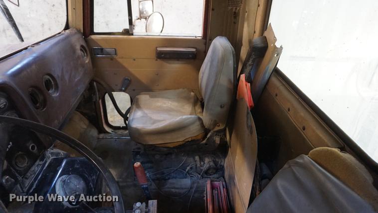 image for item DF1664 1985 International Paystar 5000 truck cab and chassis