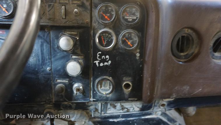 image for item DF1664 1985 International Paystar 5000 truck cab and chassis