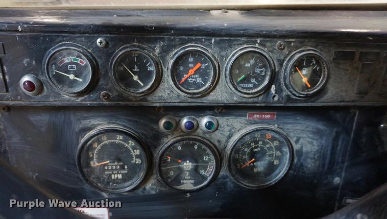 image for item DF1664 1985 International Paystar 5000 truck cab and chassis