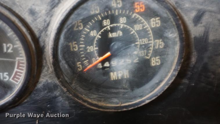 image for item DF1664 1985 International Paystar 5000 truck cab and chassis