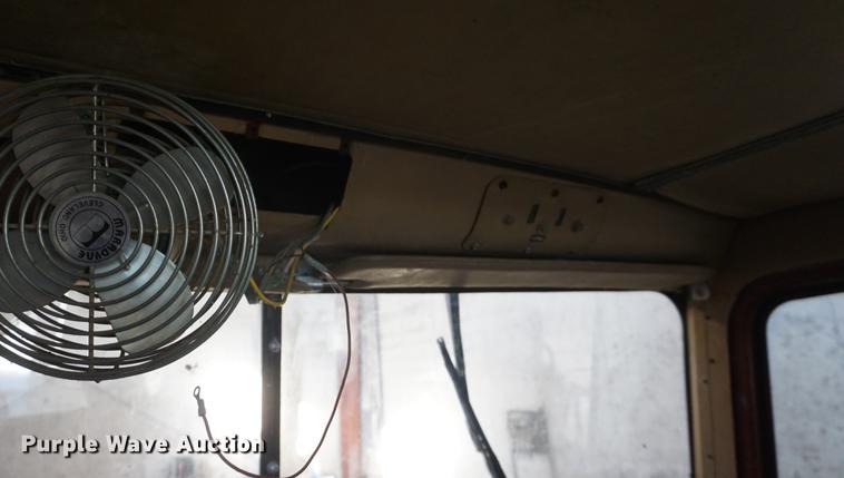 image for item DF1664 1985 International Paystar 5000 truck cab and chassis