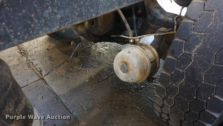 image for item DF1664 1985 International Paystar 5000 truck cab and chassis