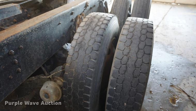 image for item DF1664 1985 International Paystar 5000 truck cab and chassis