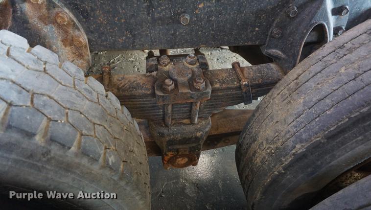 image for item DF1664 1985 International Paystar 5000 truck cab and chassis