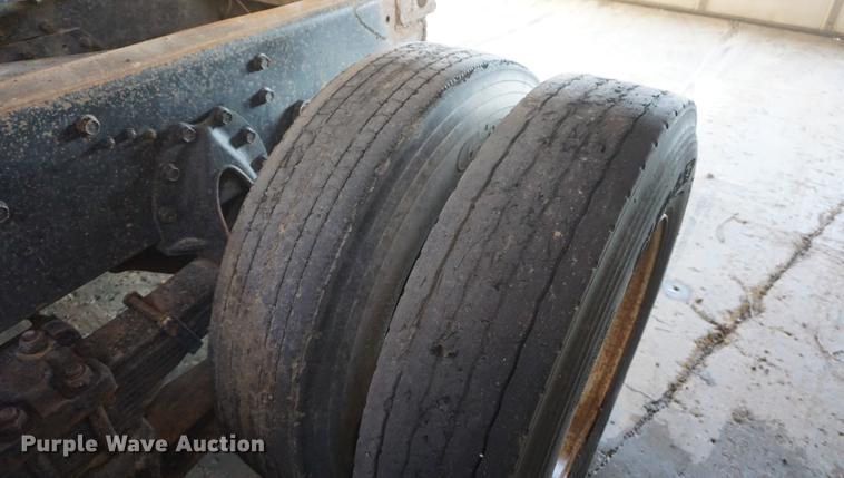 image for item DF1664 1985 International Paystar 5000 truck cab and chassis