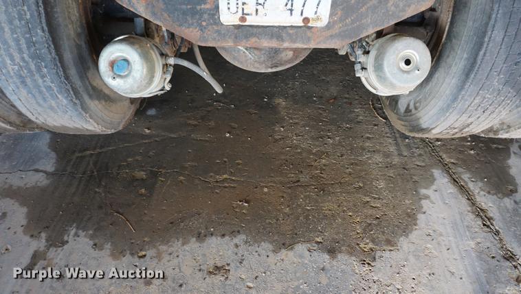 image for item DF1664 1985 International Paystar 5000 truck cab and chassis