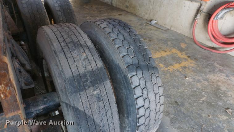 image for item DF1664 1985 International Paystar 5000 truck cab and chassis