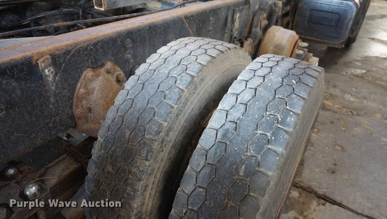 image for item DF1664 1985 International Paystar 5000 truck cab and chassis