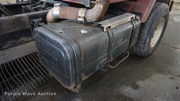 image for item DF1664 1985 International Paystar 5000 truck cab and chassis