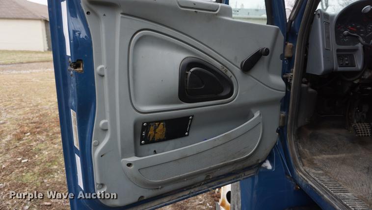 image for item DF1669 2003 International 4300 dump truck