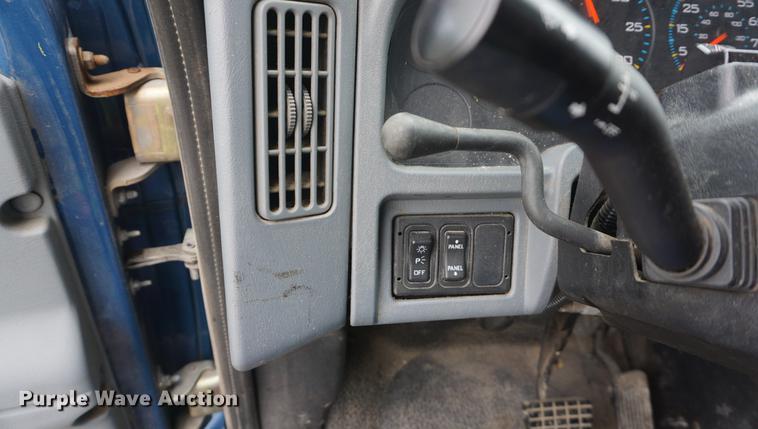 image for item DF1669 2003 International 4300 dump truck