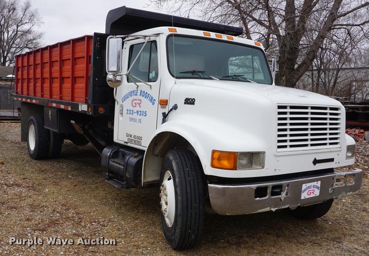 image for item DF1670 1995 International 4900 scissor lift truck
