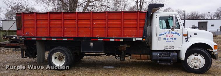 image for item DF1670 1995 International 4900 scissor lift truck