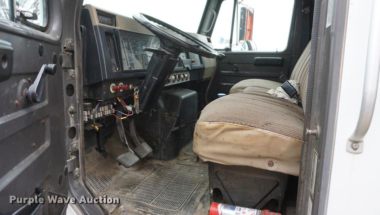 image for item DF1670 1995 International 4900 scissor lift truck